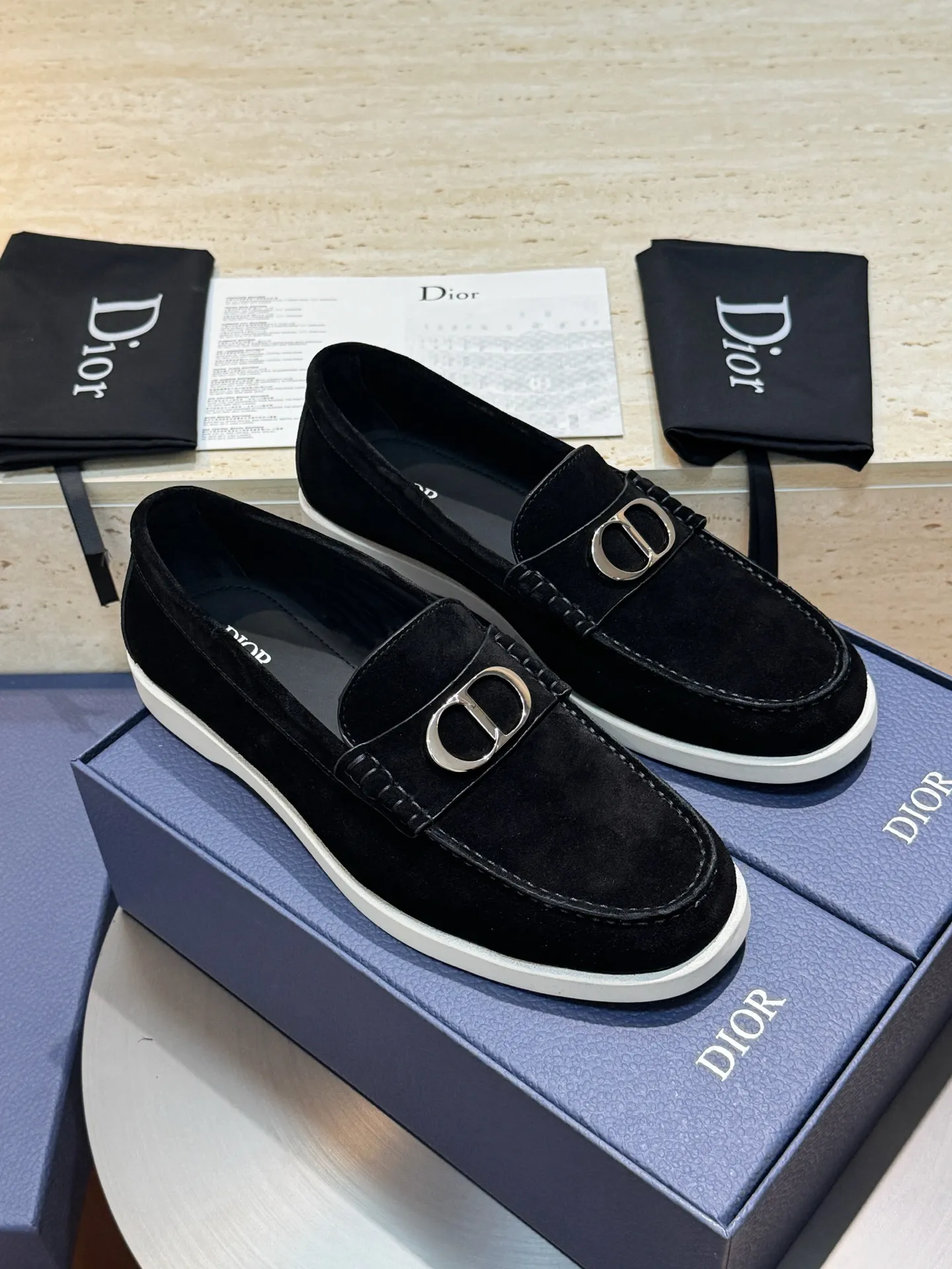Factory price: 420💰Dior*Granville men's lace-up casual shoes-original replica Buy the original version and get a one-to-one replica. It is a casual dress shoe. Crafted from luxuriously soft navy suede, it features an Oblique printed panel on the upper. The lightweight white rubber sole adds sophistication, with an Oblique pattern engraved on the outsole and branding on the back. Adds elegance to any casual look. Imported cowhide suede + imported cowhide lining + original outsole Size: 39-44 (45 46 customized)
